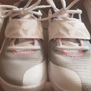 Kyrie Flytrap lll Preschool